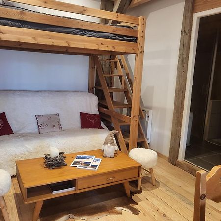 Le Nid Des Cerfs Bed and Breakfast Essert-Romand Exteriör bild
