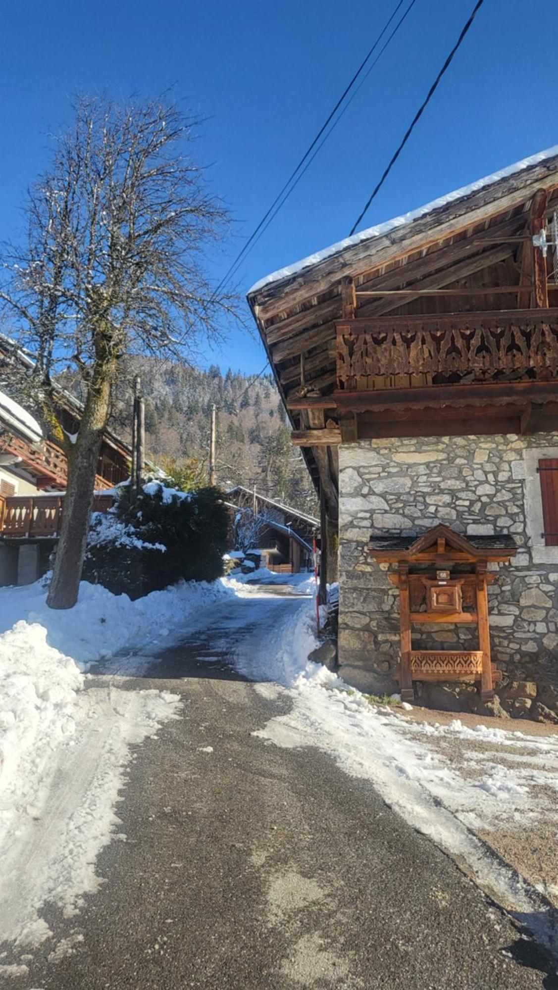 Le Nid Des Cerfs Bed and Breakfast Essert-Romand Exteriör bild