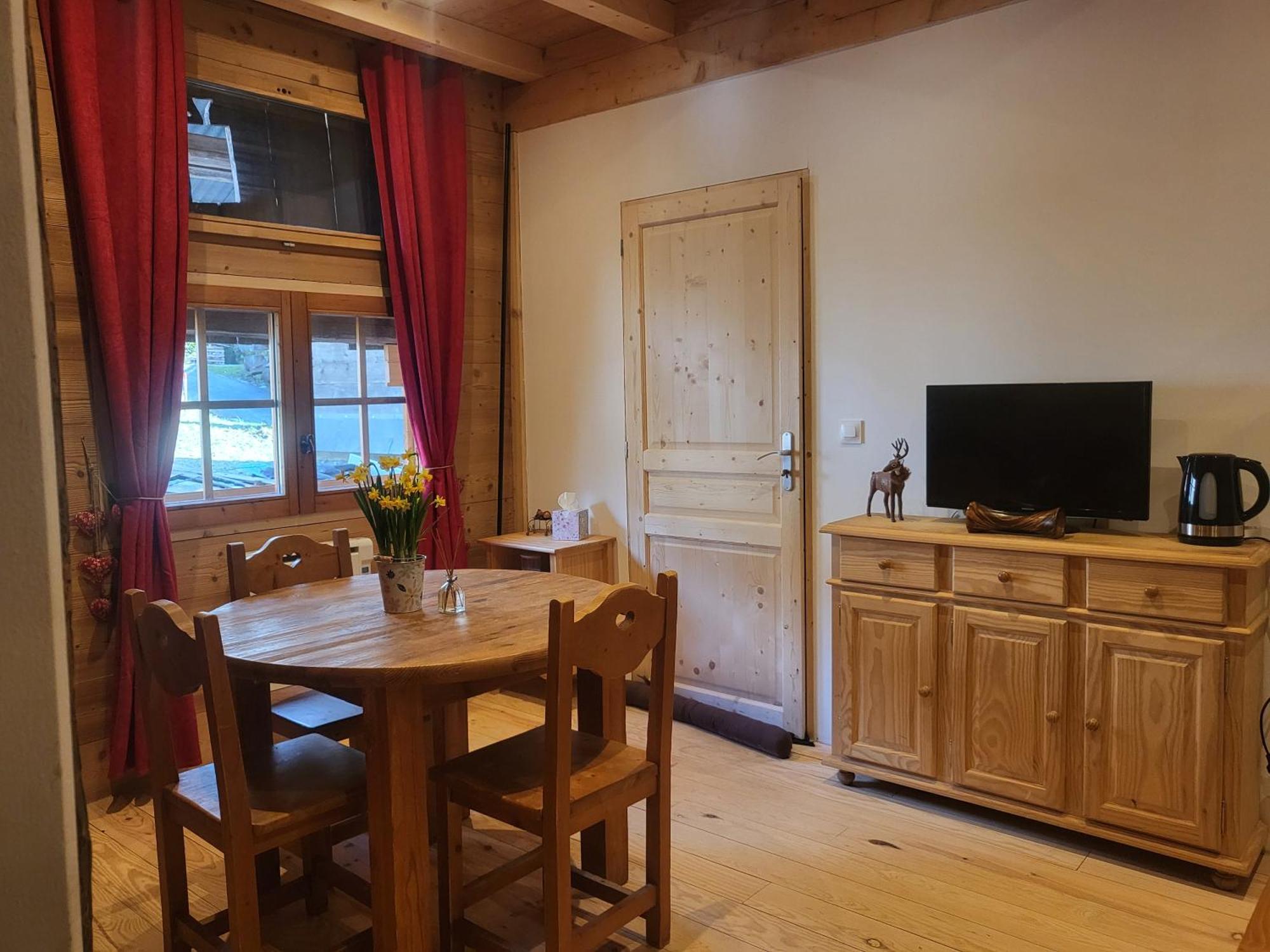 Le Nid Des Cerfs Bed and Breakfast Essert-Romand Exteriör bild