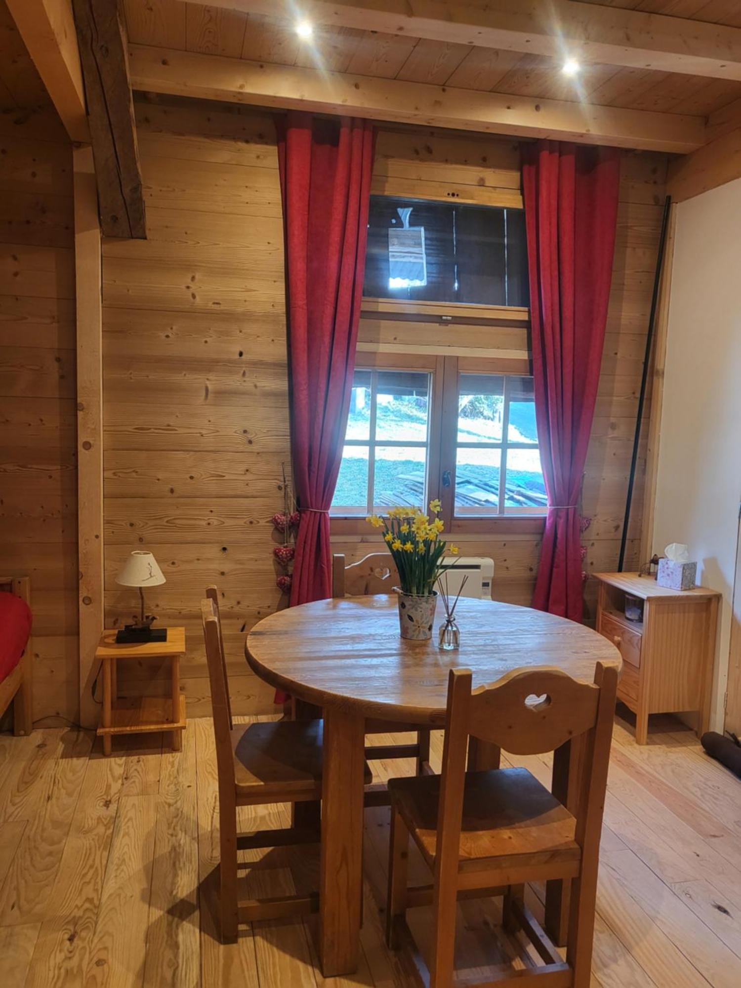 Le Nid Des Cerfs Bed and Breakfast Essert-Romand Exteriör bild